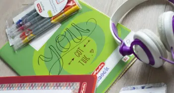 Mit geletterten Sprüchen auf den Schulheften die Motivation steigern. Wir zeigen Ihnen tolle Beispiele. Bei Engler in Rheinbach und im Onlineshop.