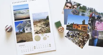 Ein Bastelkalender voll mit Fotos, Stickern und Stempeln ist ein ganz besonderes Weihnachtsgeschenk. Tipps bei Engler in Rheinbach und im Onlineshop.