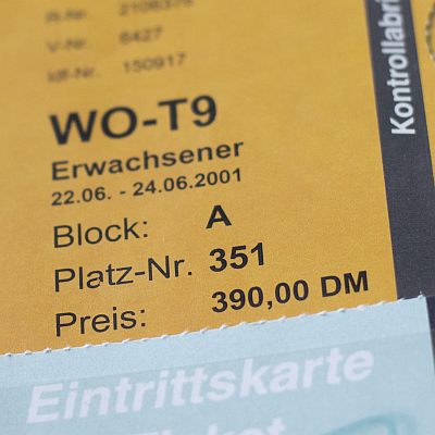 Nahaufnahme eines Tickets mit Platznummer und Preisangabe in DM