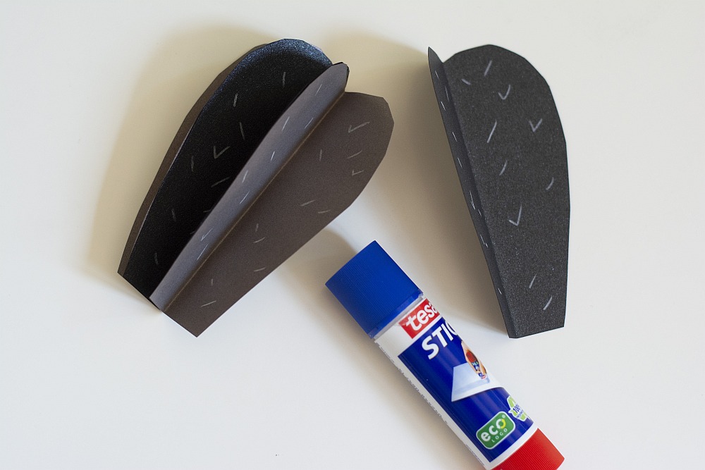 Gebastelte Kaktusteile werden mit Klebestift zusammengesetzt