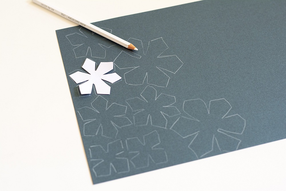 Blütenteile aus Papier aufgezeichnet auf einem Bogen vor dem Ausschneiden