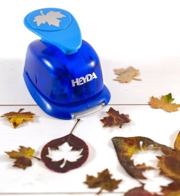 HEYDA Blattstanzer mit ausgestanzten Blattformen auf weißem Tisch