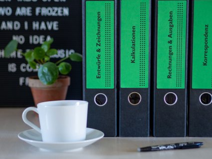 Ordner mit grünen Etiketten für Büroorganisation.