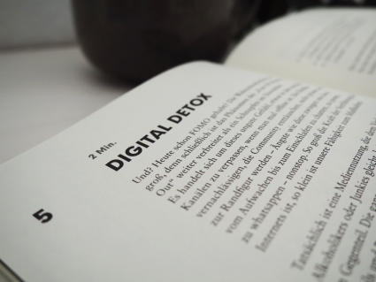 Nahaufnahme einer Seite aus einem Change Journal mit der Überschrift "Digital Detox".