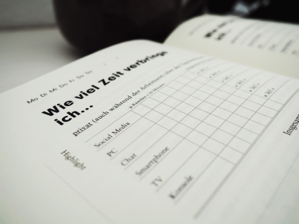 Nahaufnahme einer Seite aus einem Change Journal mit der Überschrift "Wie viel Zeit verbringe ich...". Darunter ist eine Tabelle abgebildet.