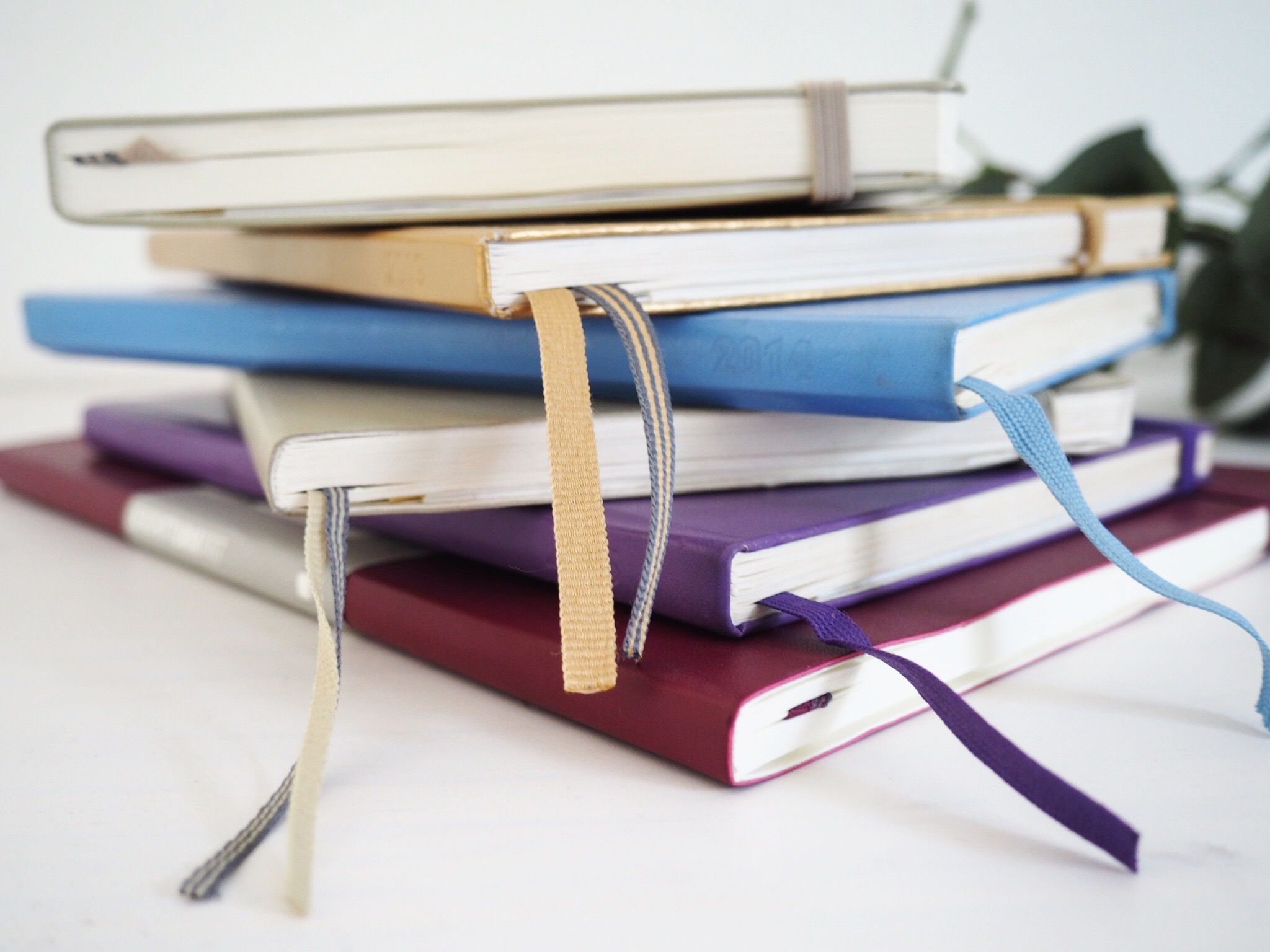 Stapel Notiz- und Tagebücher.