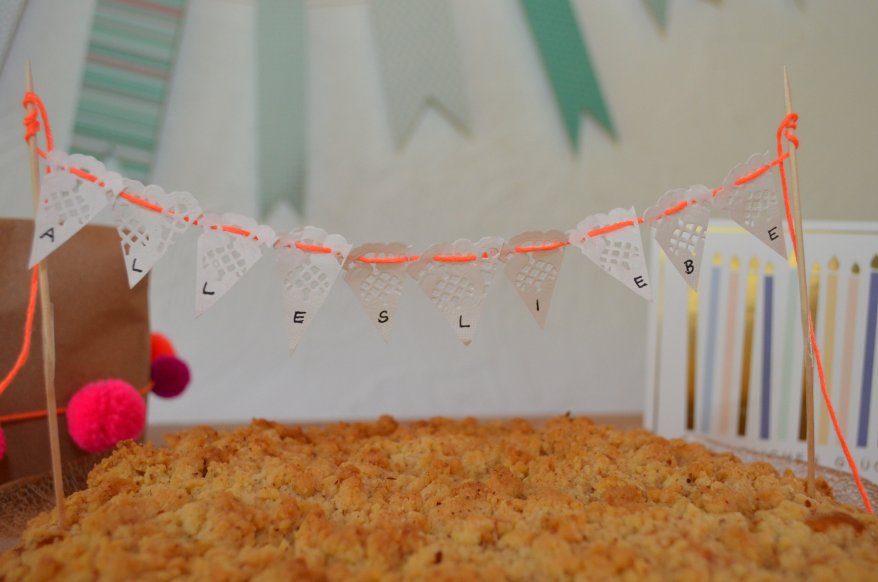 Streuselkuchen mit kleiner Wimpelkette als Kuchengirlande.