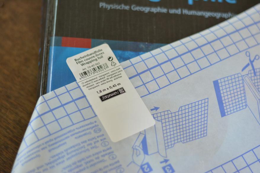 Selbstklebefolie mit Klebeanleitung und Etikett von BRUNNEN.