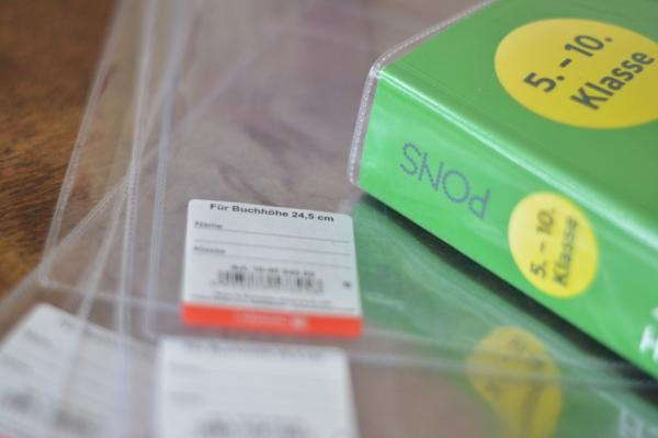 Nahaufnahme mehrerer Buchumschläge auf einem Tisch