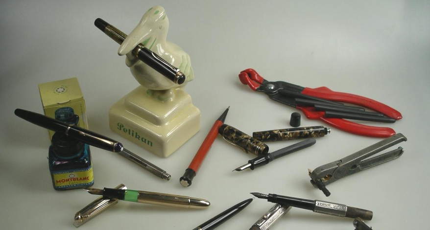 Viele Füller liegen auf dem Tisch. Pelikan Füllfederhalter und Montblanc Tinte sind ebenfalls auf dem Tisch.