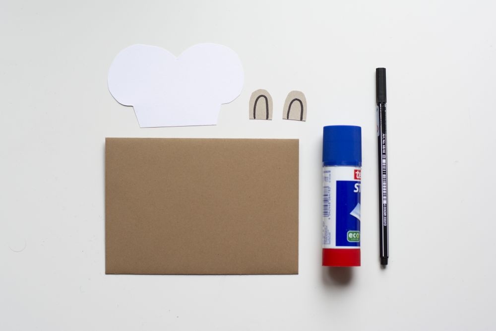 Bastelanleitung Einladungskarte zum Kindergeburtstag: Selbst gebastelte Do it yourself-Karte als Otter, Schritt 1: Briefumschlag, Papierzuschnitte, Klebestift, Filzstift