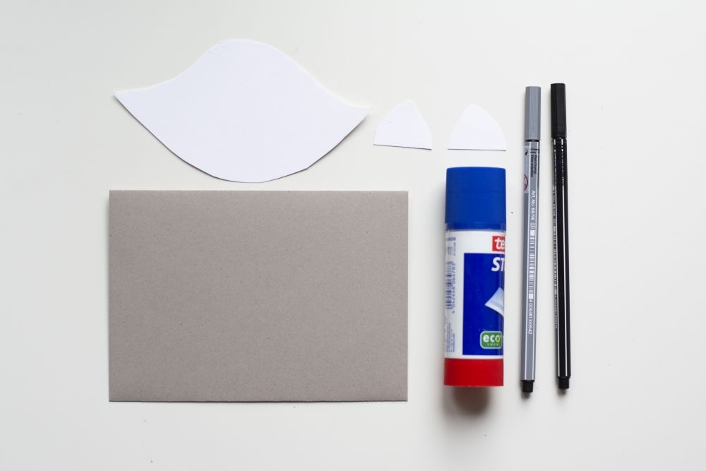 Bastelanleitung Einladungskarte zum Kindergeburtstag: Selbst gebastelte Do it yourself-Karte als Waschbär, Schritt 1: Briefumschlag, Papierzuschnitte, Klebestift, grauer und schwarzer Filzstift