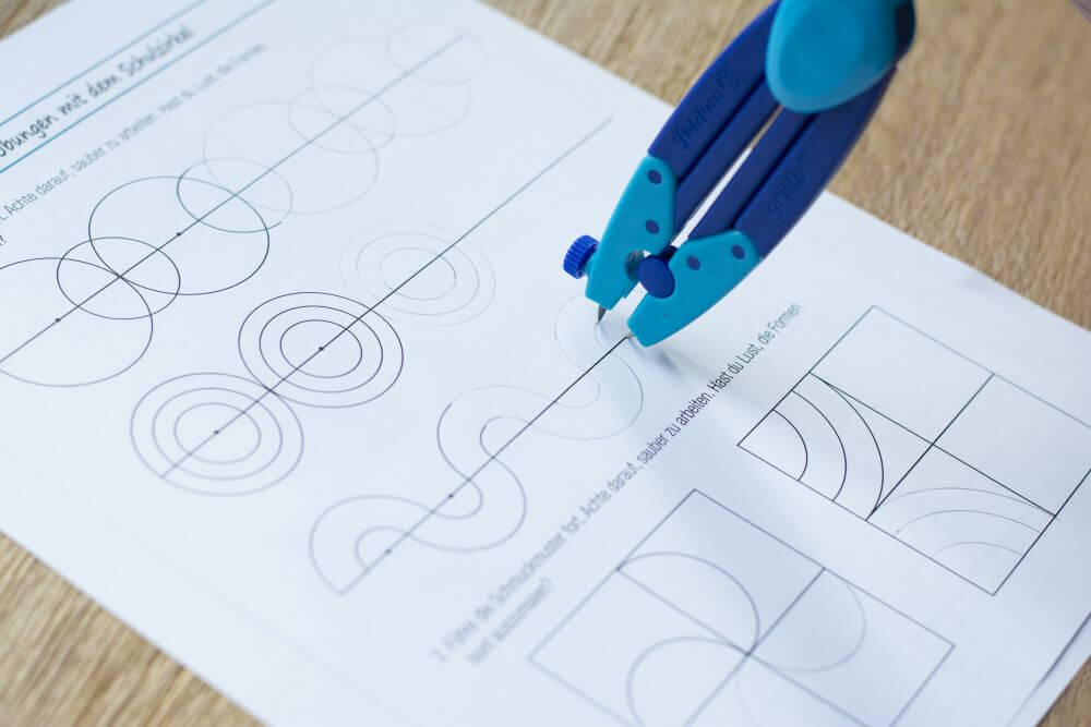 Auf einem Übungsblatt zum Thema "Zirkel: Übungen für die 4. Klasse" werden Kreisübungen mit dem Schulzirkel griffix von Pelikan ausgeführt.