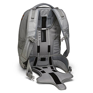 Ein freigestellter, grauer Schulrucksack von satch steht mit der Rückseite nach vorn im Bild. Die hintere Lasche ist aufgeklappt, sodass man das Tragesystem sehen kann.