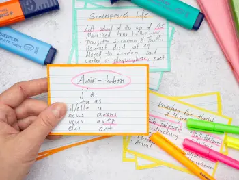 Jemand hält eine Lernkarte in die Kamera. Im Hintergrund sind weitere Lernkarten, sowie Stifte von STAEDTLER zu sehen. Foto: Johanna Rundel