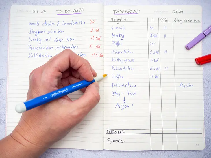 Ein roter und ein blauer Drehgriffel der Marke LEUCHTTURM1917 liegen auf einem aufgeschlagenen Notizheft mit einem Tagesplan. Foto: Johanna Rundel