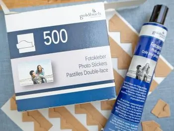 Verschiedene lösungsmittelfreien Tapes und Klebstofftuben sowie Fotoecken von Goldbuch für das ein- und aufkleben von Fotos in Fotoalben. Foto: Johanna Rundel