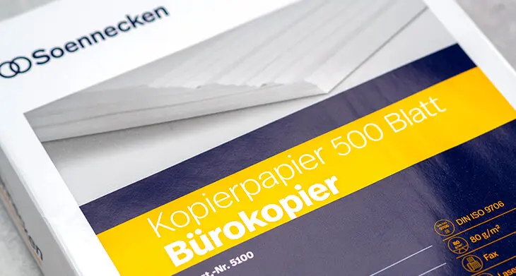 Ein Paket Kopierpapier, 500 Blatt der Marke Soennecken, liegt auf einem hellgrauen Untergrund. Foto: Johanna Rundel