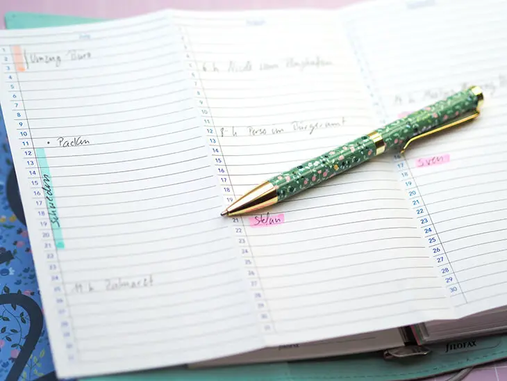 Ausgeklappter, undatierter Jahresplaner in einem Filofax Planner der zu einem Bullet Journal future log umfunktioniert wurde. Foto: Johanna Rundel