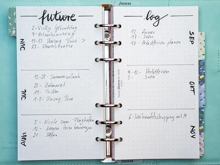 Aufgeschlagene Doppelseite in einem Filofax Planner auf der ein Bullet Journal future log nach Ryder Carroll zu sehen ist. Foto: Johanna Rundel