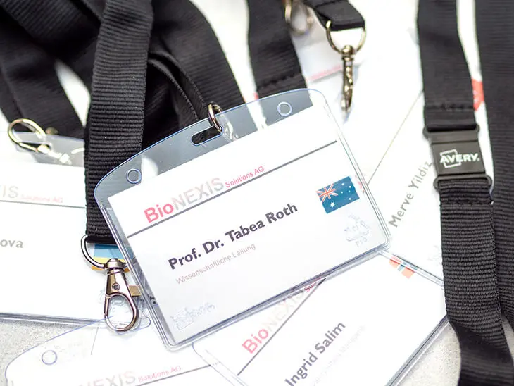 Mehrere Lanyards mit Namensetiketten von Avery Zweckform liegen auf einem Haufen zusammen. Foto: Johanna Rundel