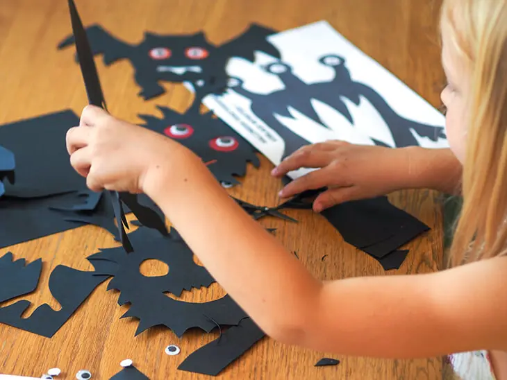 Kind bastelt Halloween-Deko mit Material von HEYDA & KNORR prandell. Foto: Johanna Rundel