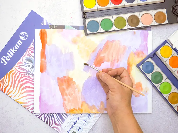 Jemand malt mit Wasserfarben von Pelikan auf einen Zeichenblock. Foto: Johanna Rundel
