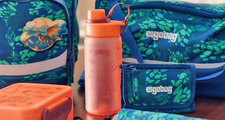 Trinkflasche, Mäppchen, Turnbeutel: Zubehör für Schulranzen von ergobag in blau und rot. 