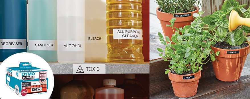 Diverse Flaschen und Blumetöpfe mit Beschriftungsetiketten von Dymo