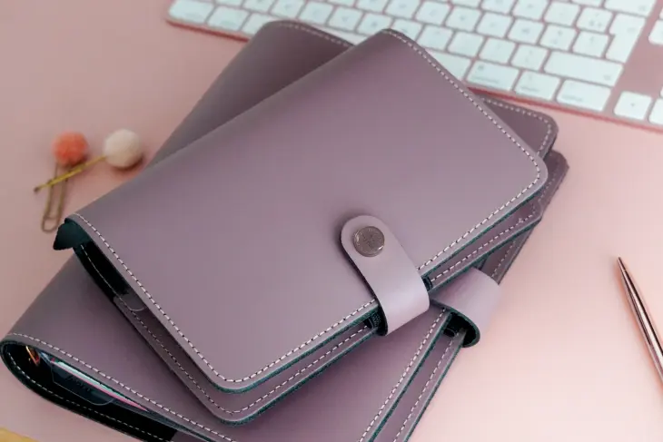 Zwei Organizer von Filofax in der Limited Edition rosewood liegen auf einem Tisch
