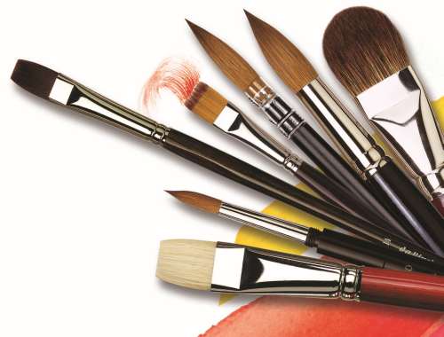 Pinsel mit unterschiedlichen Pinselbesätzen liegen aufgefächert nebeneinander.