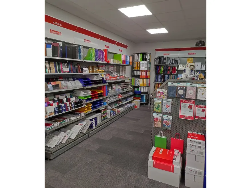 Blick in den Laden von Engler in Rheinbach mit Büromaterial.