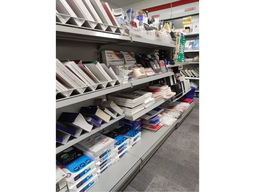 Blick in den Laden von Engler in Rheinbach mit Büromaterial.