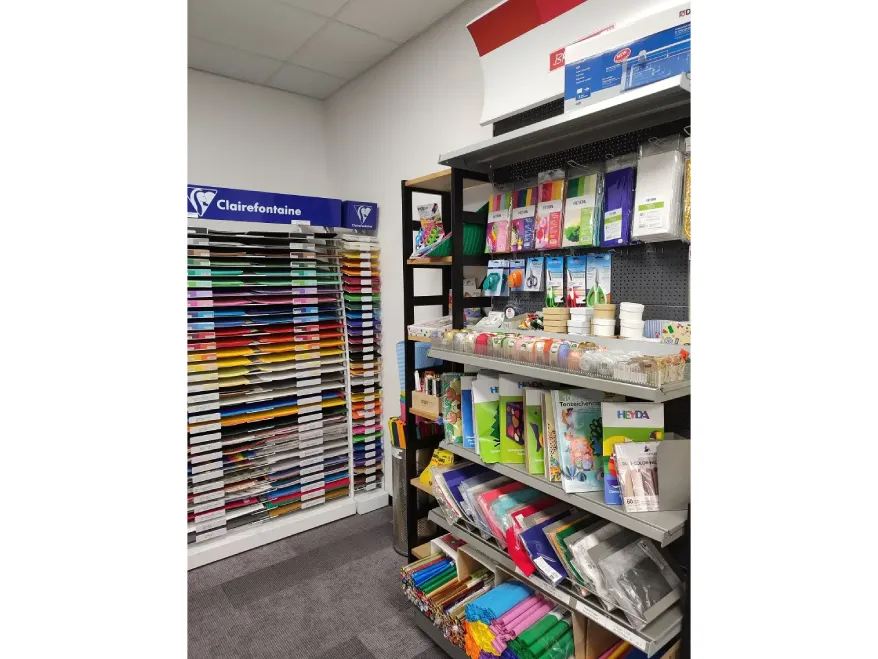 Blick in den Laden von Engler in Rheinbach mit Bastelmaterial.