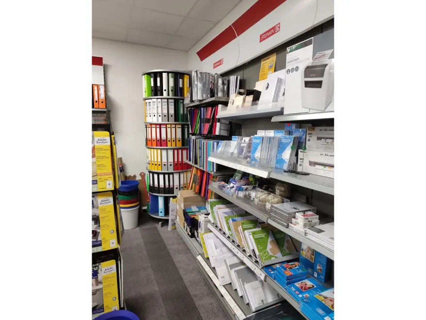 Blick in den Laden von Engler in Rheinbach mit Büromaterial.