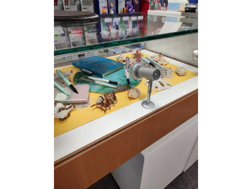 Schreibgeräte und Notizbücher in Vitrine bei Engler in Rheinbach.