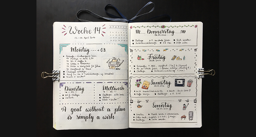 Ein aufgeklapptes Bullet Journal Notizbuch mit einem gestalteten Wochenplan.