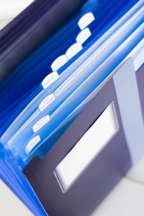 Nahaufnahme einer blauen Registermappe mit beschrifteten Reitern.