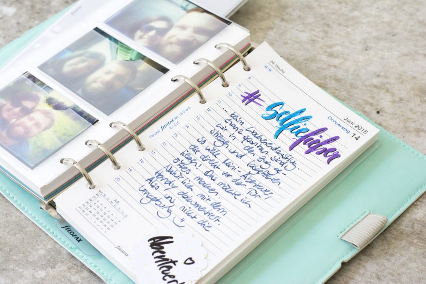 Planerseite mit Businesscard-Holder und Selfies und farbigem Eintrag zu #selfiefieber