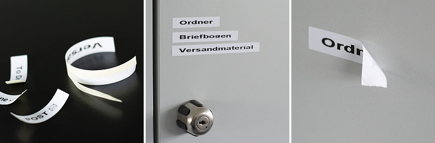 Etiketten „Ordner“, „Briefbogen“, „Versandmaterial“ auf grauem Schrank aufgeklebt.