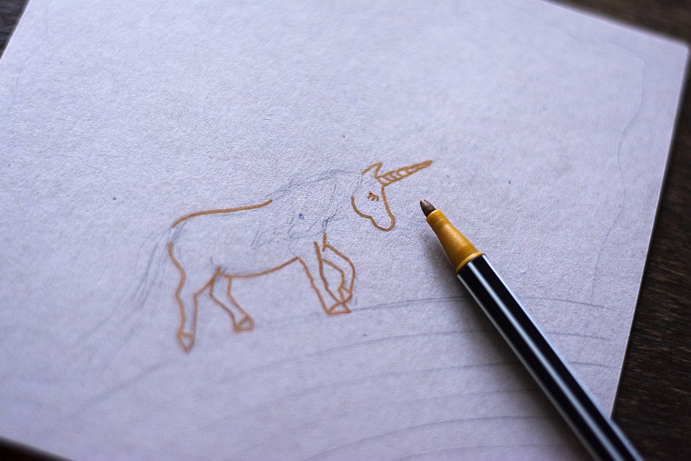Einhorn-Zeichnung in Gold mit STABILO Metallic-Stift