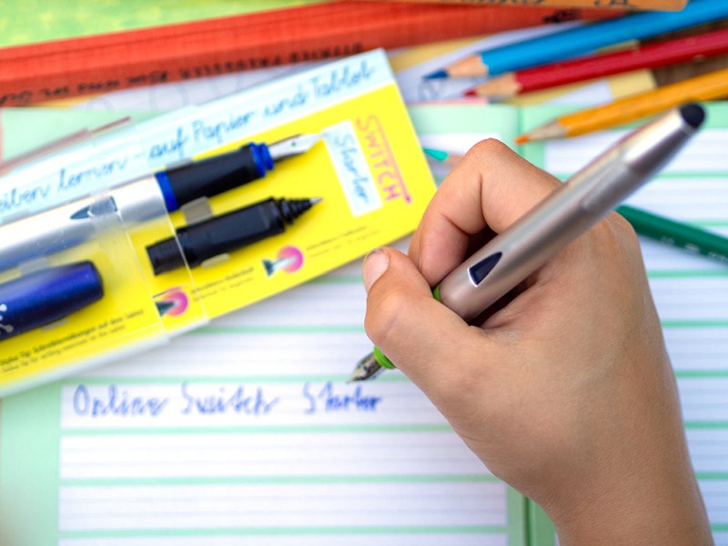 Eine Hand hält einen Füller von Online.