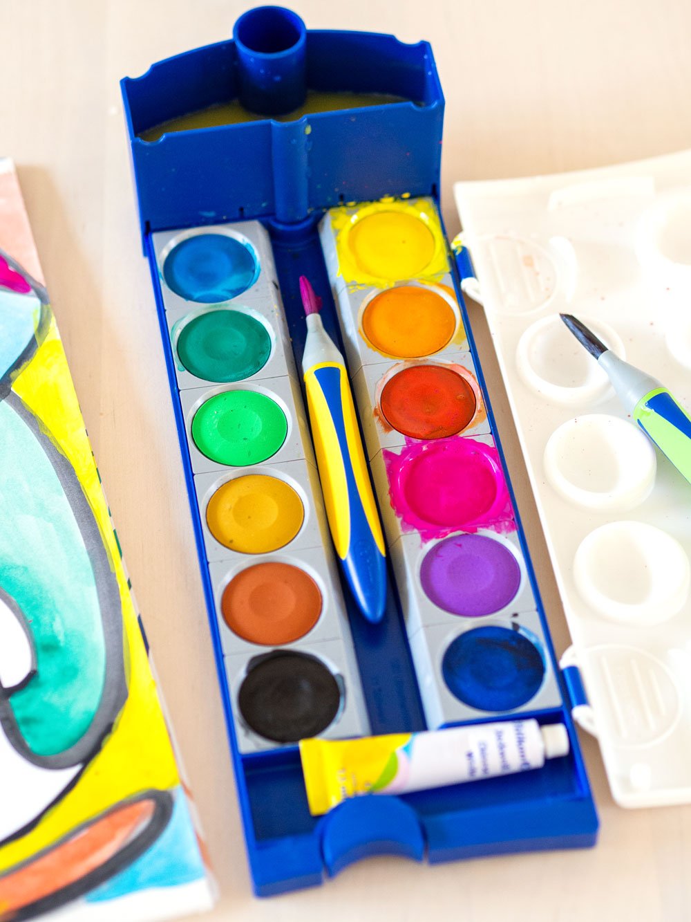 Offener Wasserkasten von Pelikan mit Pinsel