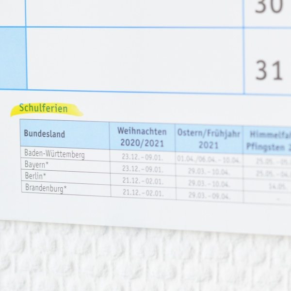 Detailaufnahme eines Kalenders mit einem Ausschnitt der Schulferien, die gelb markiert sind.