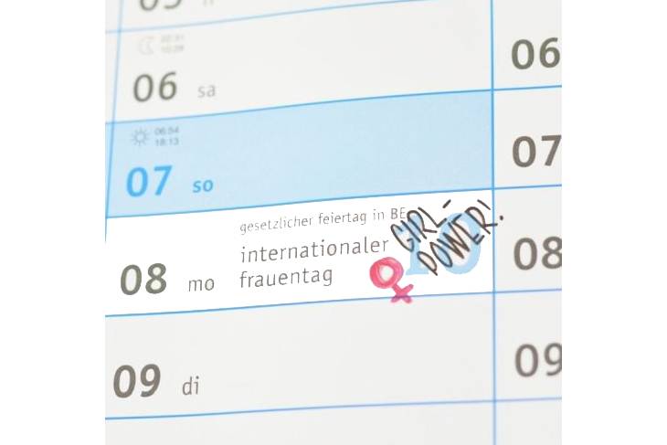 Detailaufnahme eines Kalenders mit dem internationalen Frauentag. Daneben ist "Girl-Power" geschrieben.