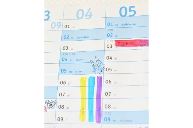 Detailaufnahme eines Kalenders, wo farbliche Markierungen eingetragen sind.