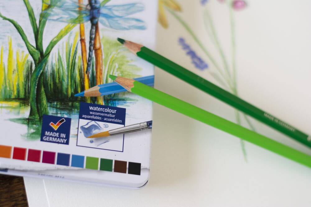 Detailaufnahme von zwei grünen, wasservermalbaren Aquarellstiften aus der Design-Journey-Kollektion von Staedtler.