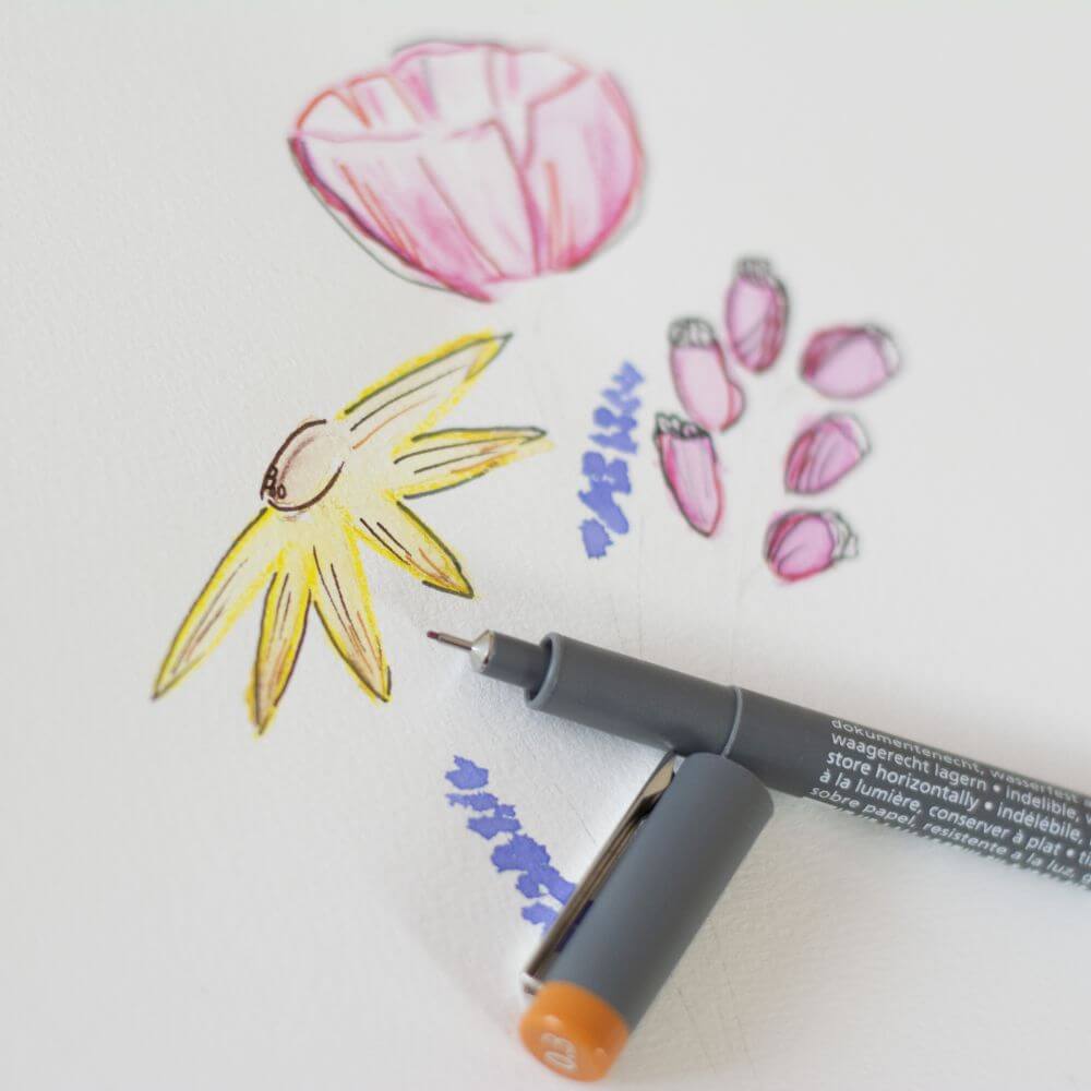 Detailaufnahme eines Blatt Papiers mit gemaltem Blumenstrauß mit Pigmentliner von Staedtler.