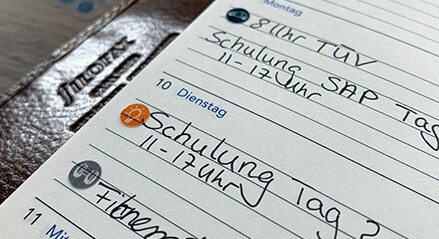 Ein brauner Kalender, in dem mit Hilfe der Filofax Organiser Stickers Termine makiert wurden.