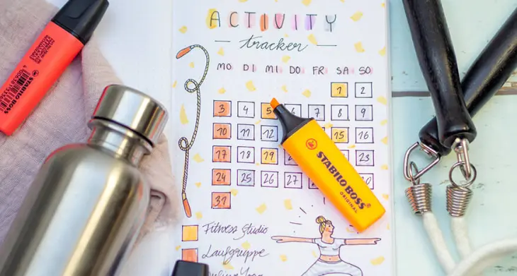 Ein kreativ gestalteter Habit Tracker zum Thema „Activity“ in einem Bullet Journal, umgeben von bunten Textmarkern von STABILO. Foto: Johanna Rundel